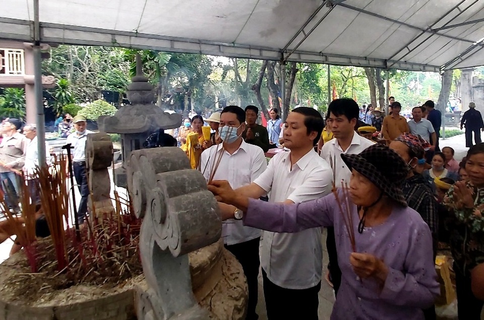 Hàng nghìn người hành hương về Khu di tích quốc gia đặc biệt Lam Kinh - 3 Hàng nghìn người hành hương về Khu di tích quốc gia đặc biệt Lam Kinh - 3