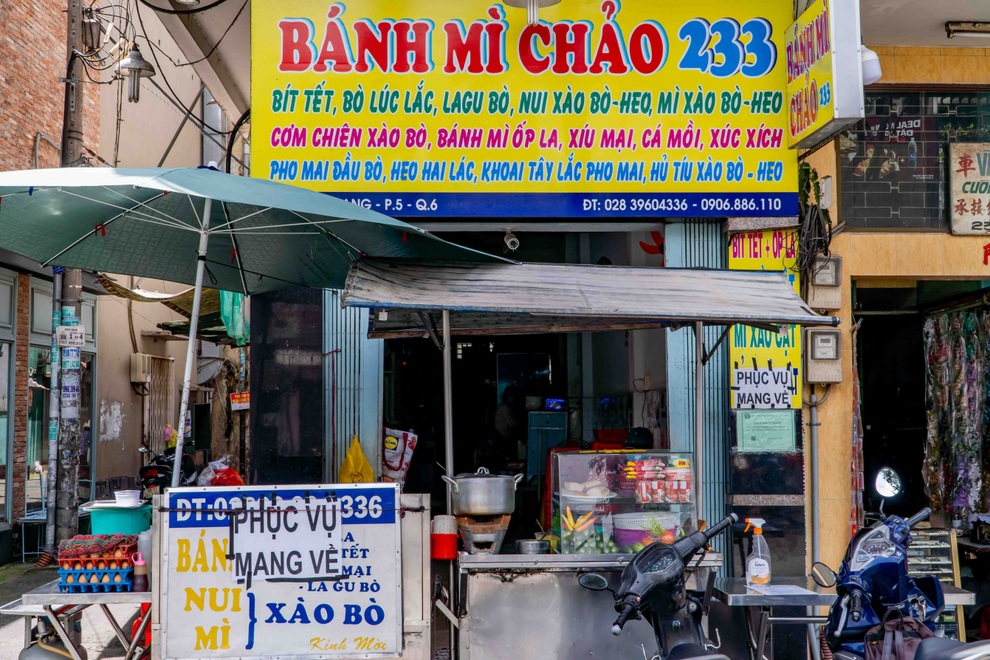 Ngày bán 30 tô phở mang về, chủ quán bạc đầu lo 30 triệu đồng mặt bằng - 1 Ngày bán 30 tô phở mang về, chủ quán bạc đầu lo 30 triệu đồng mặt bằng - 1