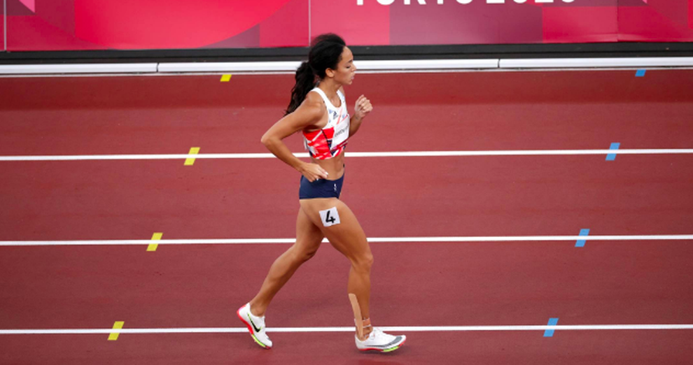 Từ chối ngồi xe lăn, vận động viên chấn thương vẫn cố chạy về đích - 5 Từ chối ngồi xe lăn, vận động viên chấn thương vẫn cố chạy về đích - 5