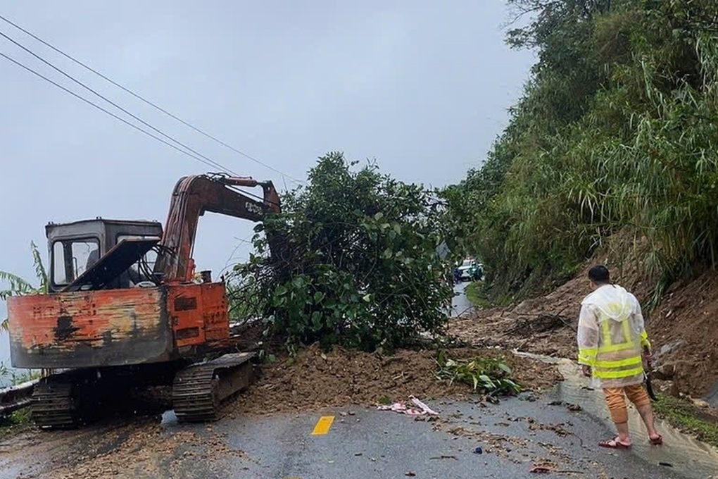 Sạt lở đèo Violắc ở Quảng Ngãi, giao thông ùn tắc - 1 Sạt lở đèo Violắc ở Quảng Ngãi, giao thông ùn tắc - 1