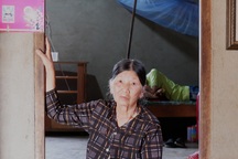 Xót xa mẹ già lặng lẽ lo hậu sự của 3 người con lần lượt mắc bệnh lạ