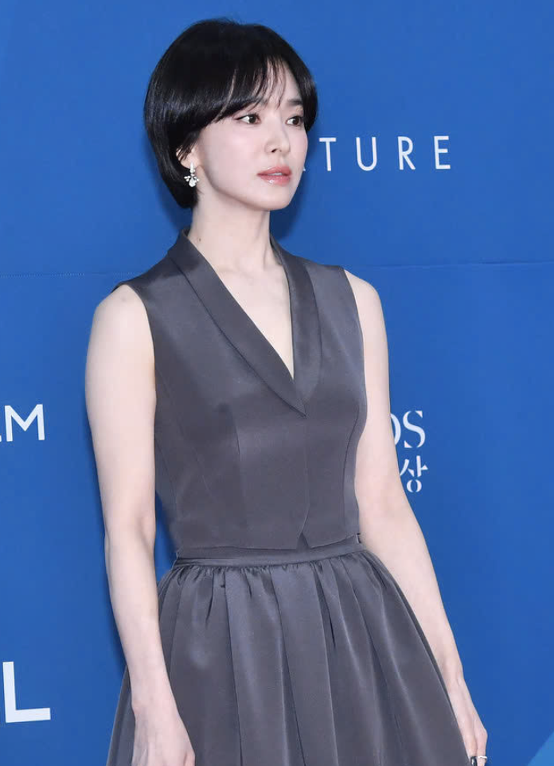 Song Hye Kyo khoe nhan sắc không tuổi, đọ dáng cùng Suzy trên thảm đỏ - 2 Song Hye Kyo khoe nhan sắc không tuổi, đọ dáng cùng Suzy trên thảm đỏ - 2