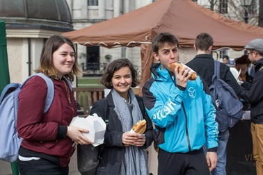 Gần 1000 sinh viên quốc tế háo hức xếp hàng thưởng thức bánh mì, phở bò Việt