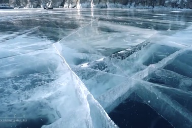 Vẻ đẹp siêu thực của hồ Baikal khi đóng băng vào mùa đông