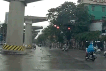 Cố tình vượt đèn đỏ, xe máy bị đâm ngã sõng soài