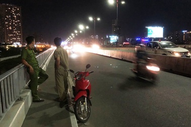Trắng đêm tìm nam thanh niên nhảy cầu Sài Gòn