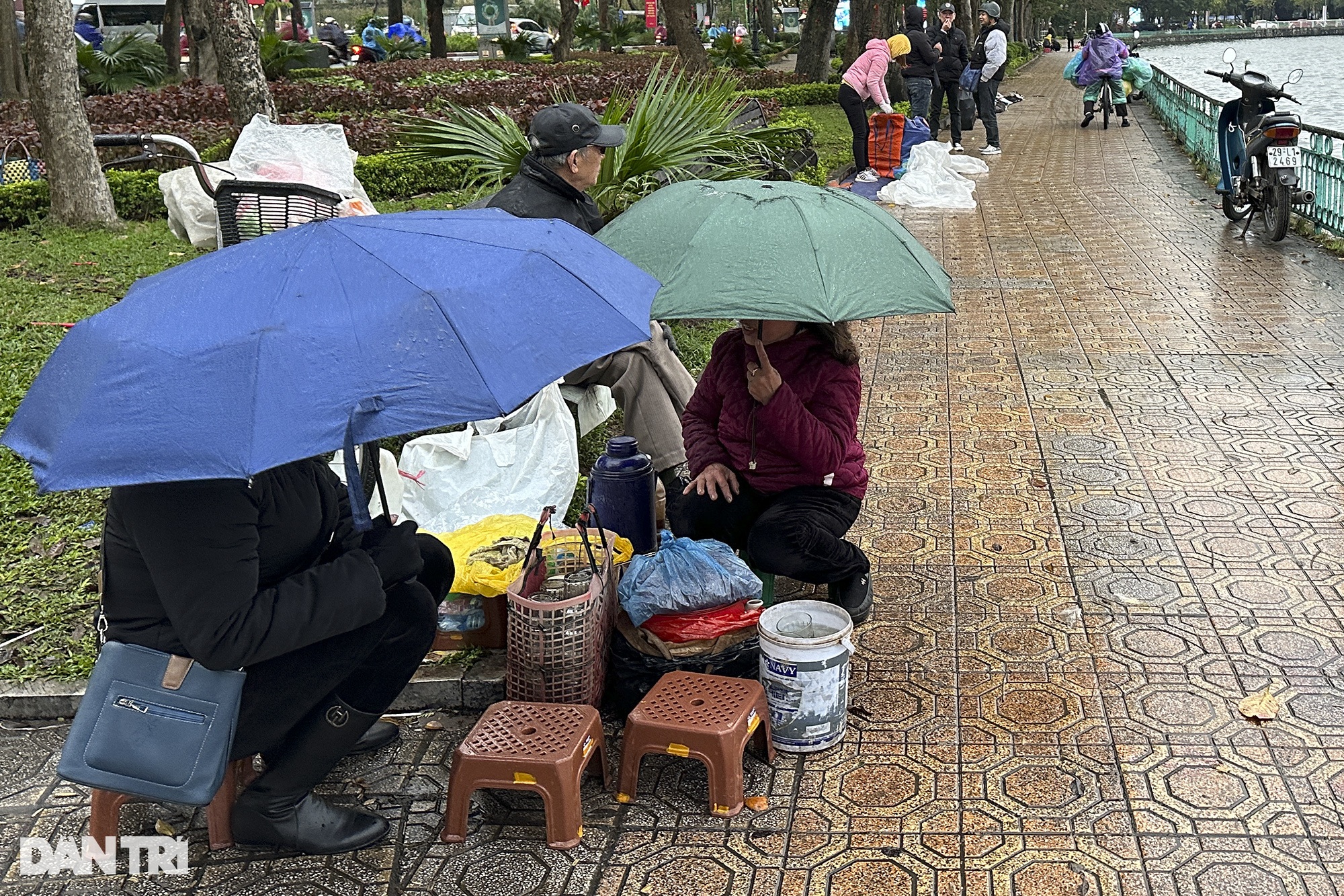 Người dân Hà Nội đương đầu với thời tiết rét đậm kèm mưa liên tục - 12