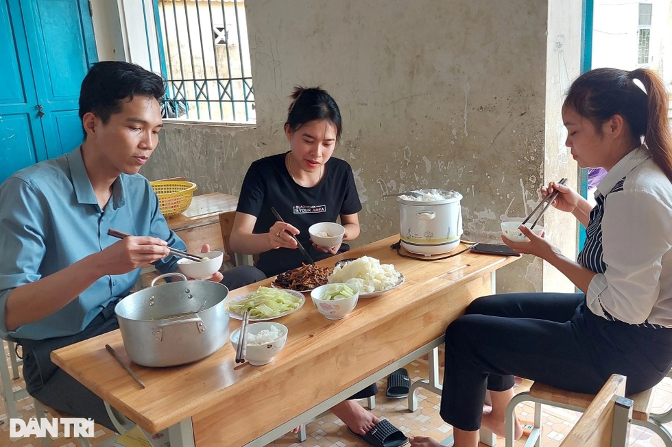 Thầy cô gieo chữ ở ngôi làng biệt lập: 30 năm chưa được nhận hoa ngày 20-11 - 9 Thầy cô gieo chữ ở ngôi làng biệt lập: 30 năm chưa được nhận hoa ngày 20-11 - 9