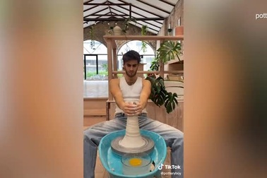 "Trai đẹp làm gốm" khiến nhiều fan nữ "si mê"