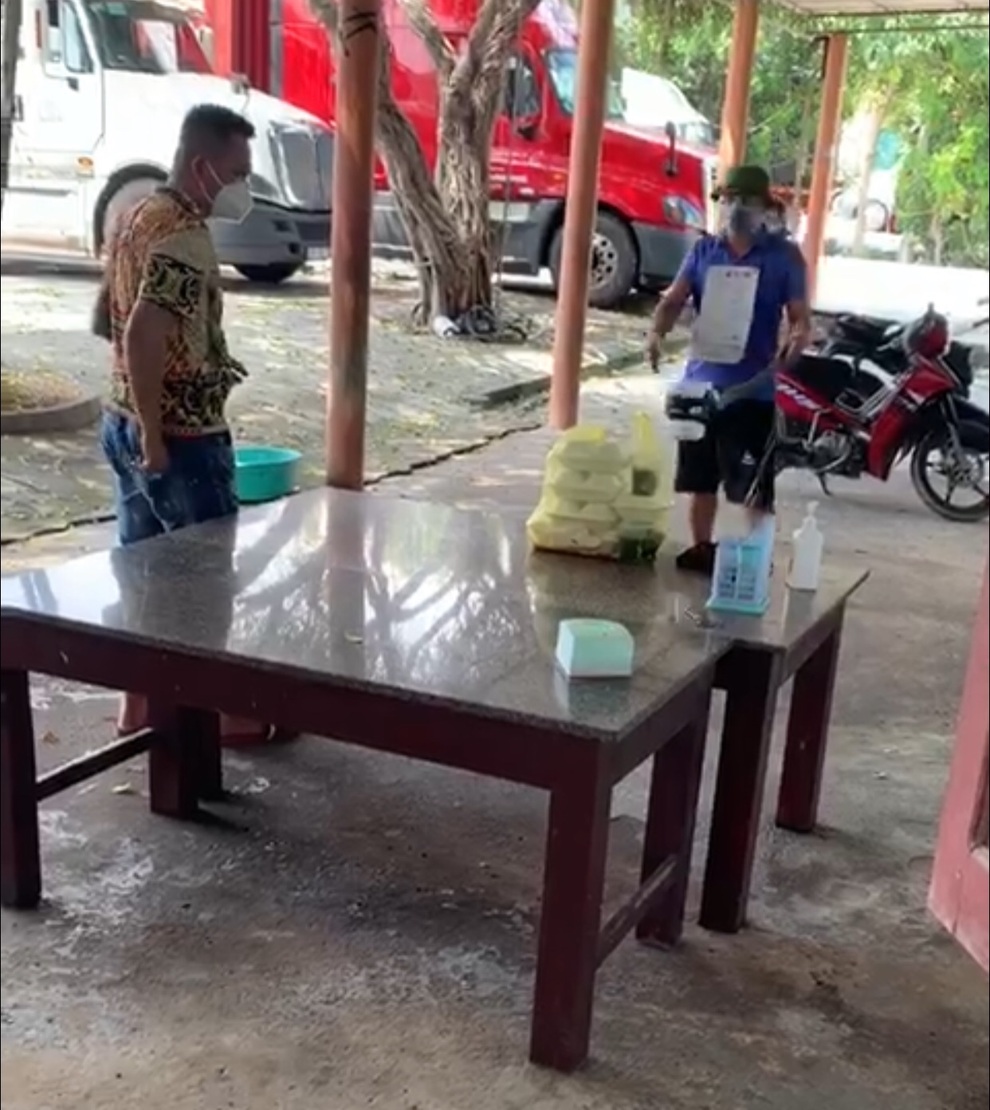 Quán ăn dùng gậy tự chế, thực đơn đeo cổ khi giao dịch với khách - 2 Quán ăn dùng gậy tự chế, thực đơn đeo cổ khi giao dịch với khách - 2