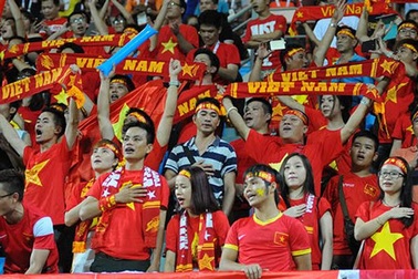 CĐV Việt Nam tiếp lửa cho thầy trò HLV Miura trên sân Bishan