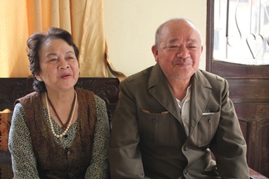 Đôi vợ chồng công nhân nhận 2 trẻ lang thang về nuôi dưỡng