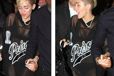 Miley Cyrus mặc “thoáng” vì…muốn được mọi người nhớ đến