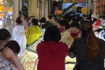 TPHCM: Người dân "đổ xô" mua vàng trước ngày vía Thần Tài