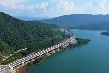 Ngắm vẻ đẹp kỳ vĩ tuyến cao tốc Vũng Áng - Bùng, sẽ thông xe trong tháng 6