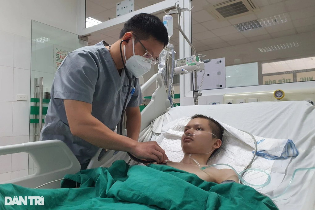 Nghẹn ngào cảnh chàng trai nằm viện chắp tay khẩn cầu xin được cứu sống - 1 Nghẹn ngào cảnh chàng trai nằm viện chắp tay khẩn cầu xin được cứu sống - 1