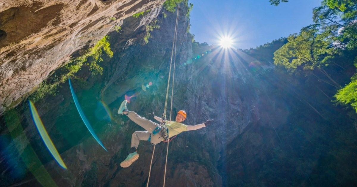 Anh Lương Thanh Chương (50 tuổi, nhiếp ảnh gia) cho biết, bản thân đã đi trekking hàng trăm lần trong 10 năm để chụp hình, nhưng phải dừng một thời gian do quá trình chữa bệnh tiểu đường. "Tôi yêu khoảnh khắc con người nhỏ bé khi đứng trước thiên nhiên. Chuyến trekking tại hang Thung (hệ thống hang Hung Thoòng, Quảng Bình) vừa rồi, tôi tham gia để thử sức, xem mình còn khỏe hay không", anh Chương chia sẻ sau khi trở về từ chuyến trekking (Ảnh: NVCC).