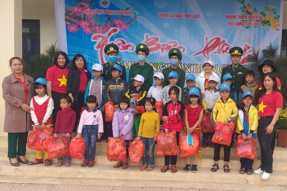 Tình nghĩa đong đầy của người lính quân hàm xanh dành cho dân vùng lũ - 3 Tình nghĩa đong đầy của người lính quân hàm xanh dành cho dân vùng lũ - 3