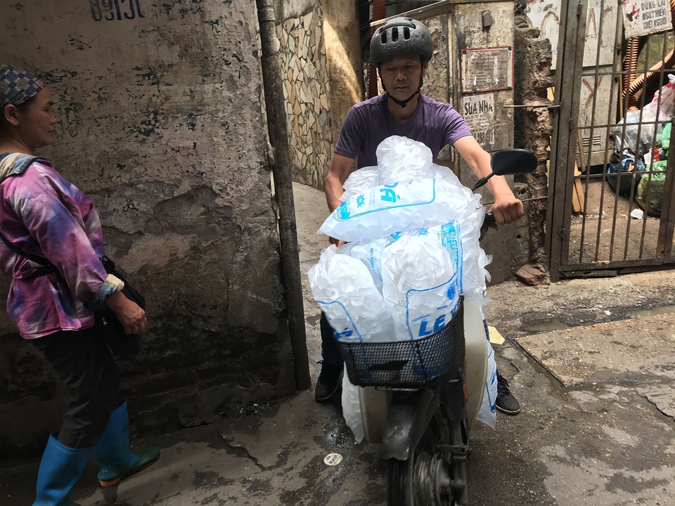 Nắng nóng kỷ lục, phu đá hốt bạc vì khách gọi giải nhiệt - 1 Nắng nóng kỷ lục, phu đá hốt bạc vì khách gọi giải nhiệt - 1