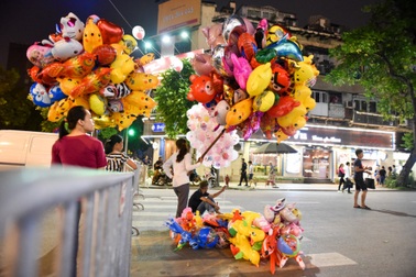 Hàng rong bủa vây phố đi bộ hồ Gươm