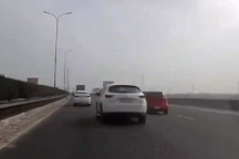 Tình huống ô tô vượt ẩu, hất văng xe khác trên cao tốc gây nhiều tranh cãi