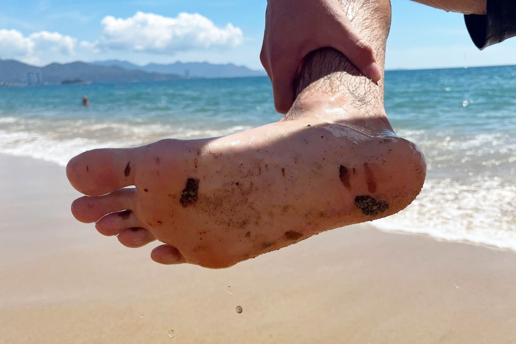 Turisté se ušpinili při koupání na pláži Nha Trang - 3 Du khách lấm lem khi tắm biển Nha Trang - 3