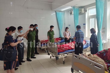 Ăn bánh ngọt nhặt trong phòng khách sạn, 5 người phải nhập viện