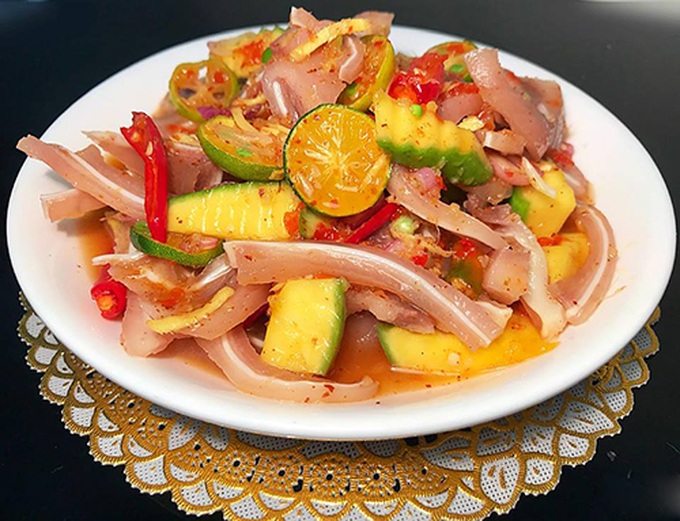 Tai heo trộn sốt ớt chua ngọt thành phẩm. Ảnh: Nguyễn Tâm
