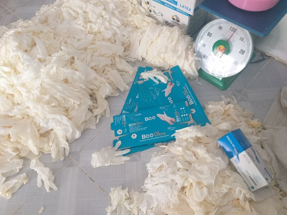 TP.HCM: Liên tiếp đột kích, thu giữ hàng tấn găng tay không nguồn gốc - 2 TP.HCM: Liên tiếp đột kích, thu giữ hàng tấn găng tay không nguồn gốc - 2