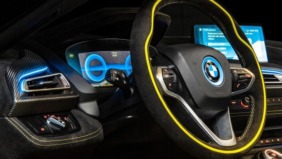 Cận cảnh chiếc BMW i8 Roadster màu xanh neon độc nhất vô nhị - 7 Cận cảnh chiếc BMW i8 Roadster màu xanh neon độc nhất vô nhị - 7