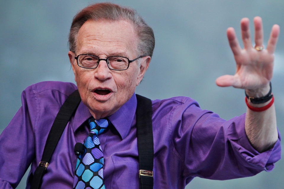 Tại sao nhà báo Larry King luôn dùng dây kéo quần? - 4 Tại sao nhà báo Larry King luôn dùng dây kéo quần? - 4