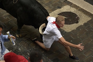 “Lạnh gáy” với cảnh chạy đua cùng bò tót ở Tây Ban Nha
