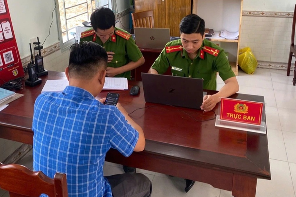 Công an phường giúp người dân nhận lại 410 triệu đồng chuyển nhầm - 1 Công an phường giúp người dân nhận lại 410 triệu đồng chuyển nhầm - 1