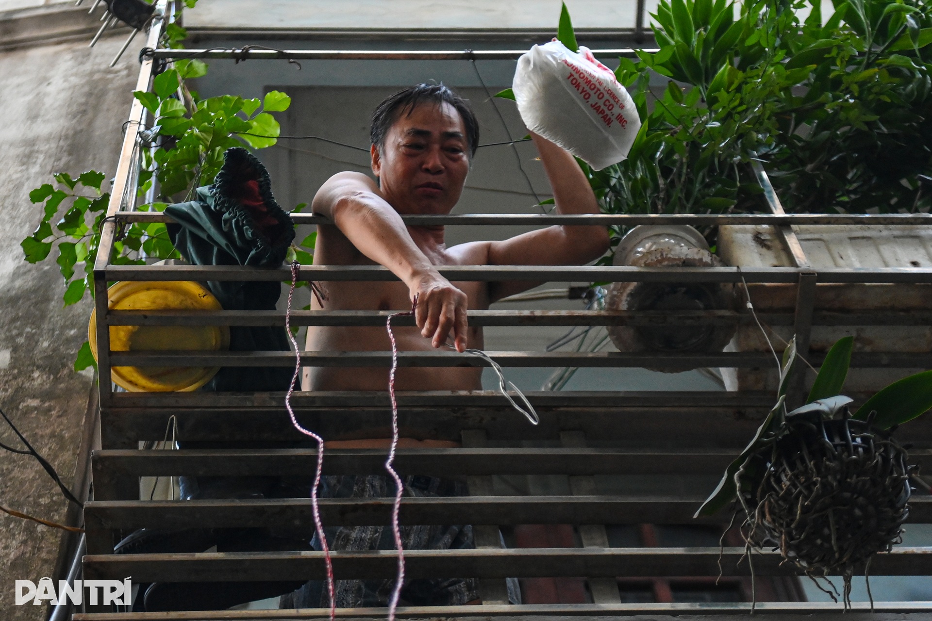 Hơn 100 giờ mất điện, không nước sạch ở xóm ngập giữa Hà Nội sau mưa lớn - 15