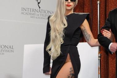 Lady Gaga mặc váy xẻ... “liều lĩnh”