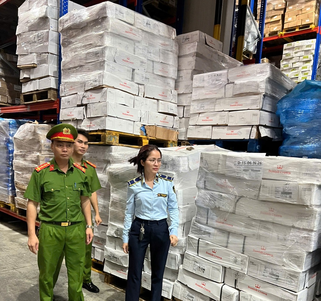 Hà Nội: Xử lý nhiều vụ vi phạm hàng giả, hàng lậu trước Tết Trung thu - 1 Hà Nội: Xử lý nhiều vụ vi phạm hàng giả, hàng lậu trước Tết Trung thu - 1