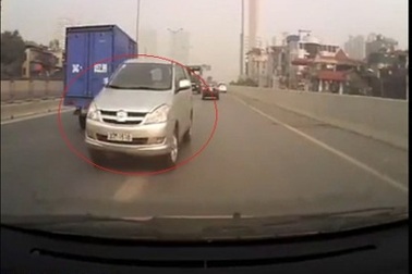 Ô tô hồn nhiên đi ngược chiều trên đường vành đai 3