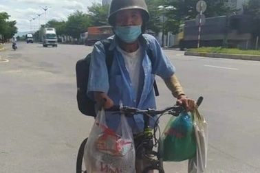 Ông lão một tay đạp xe từ Đồng Nai về Thanh Hóa được CSGT giúp đỡ