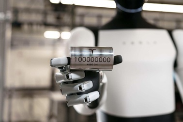 Lãnh đạo hãng pin lớn nhất thế giới chê ông chủ Tesla không biết làm pin