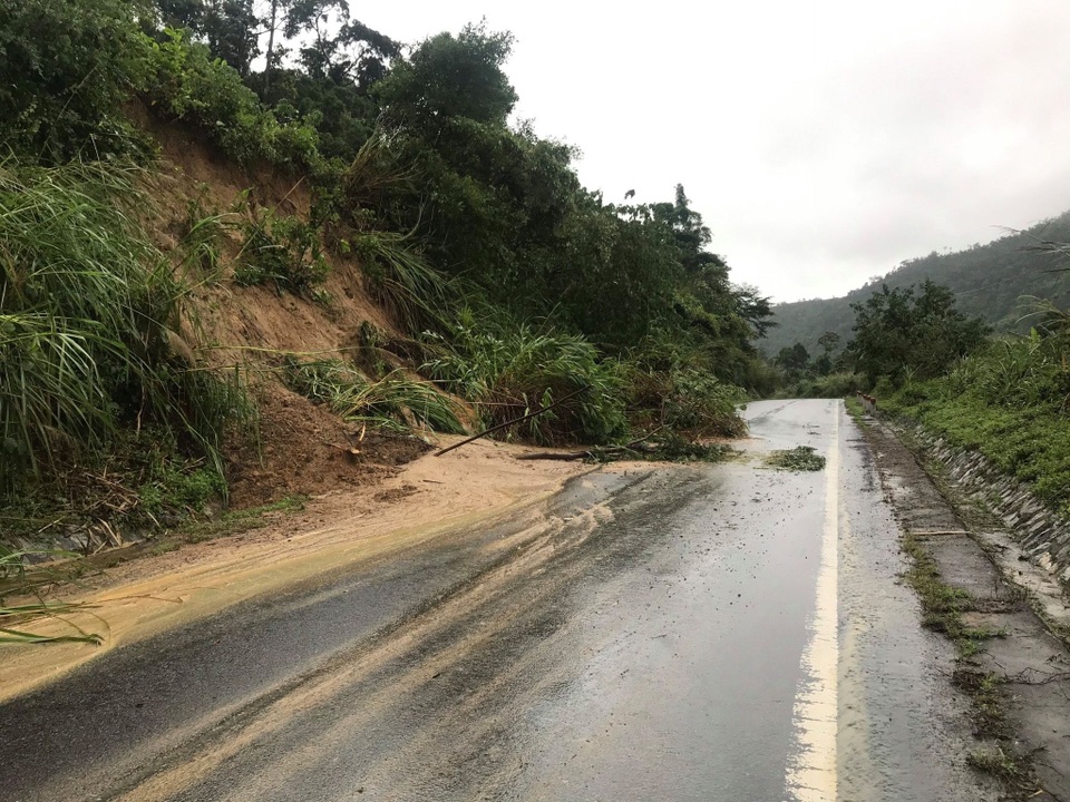 Người dân ngồi nhà sàn nhìn nước ngập mênh mông - 1 Người dân ngồi nhà sàn nhìn nước ngập mênh mông - 1