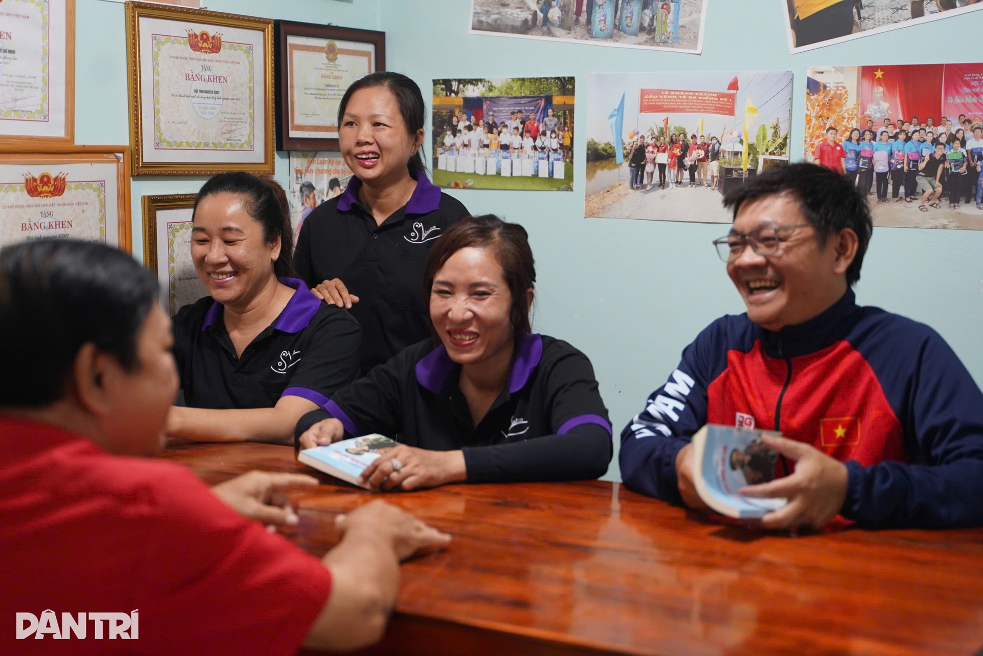 Người đàn ông giữ kỷ lục hơn 20 năm làm thiện nguyện - 13 Người đàn ông giữ kỷ lục hơn 20 năm làm thiện nguyện - 13