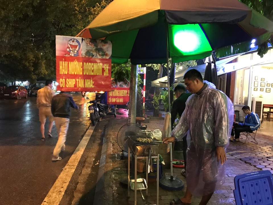 Hàu nướng 5 nghìn đồng đổ bộ vỉa hè Hà Nội, chủ bán 4000 con mỗi ngày - 6 Hàu nướng 5 nghìn đồng đổ bộ vỉa hè Hà Nội, chủ bán 4000 con mỗi ngày - 6