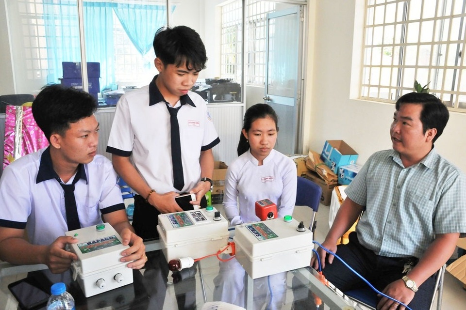 Học sinh chế hộp điều khiển máy bơm từ điện thoại… thu trăm triệu đồng - 2 Học sinh chế hộp điều khiển máy bơm từ điện thoại… thu trăm triệu đồng - 2