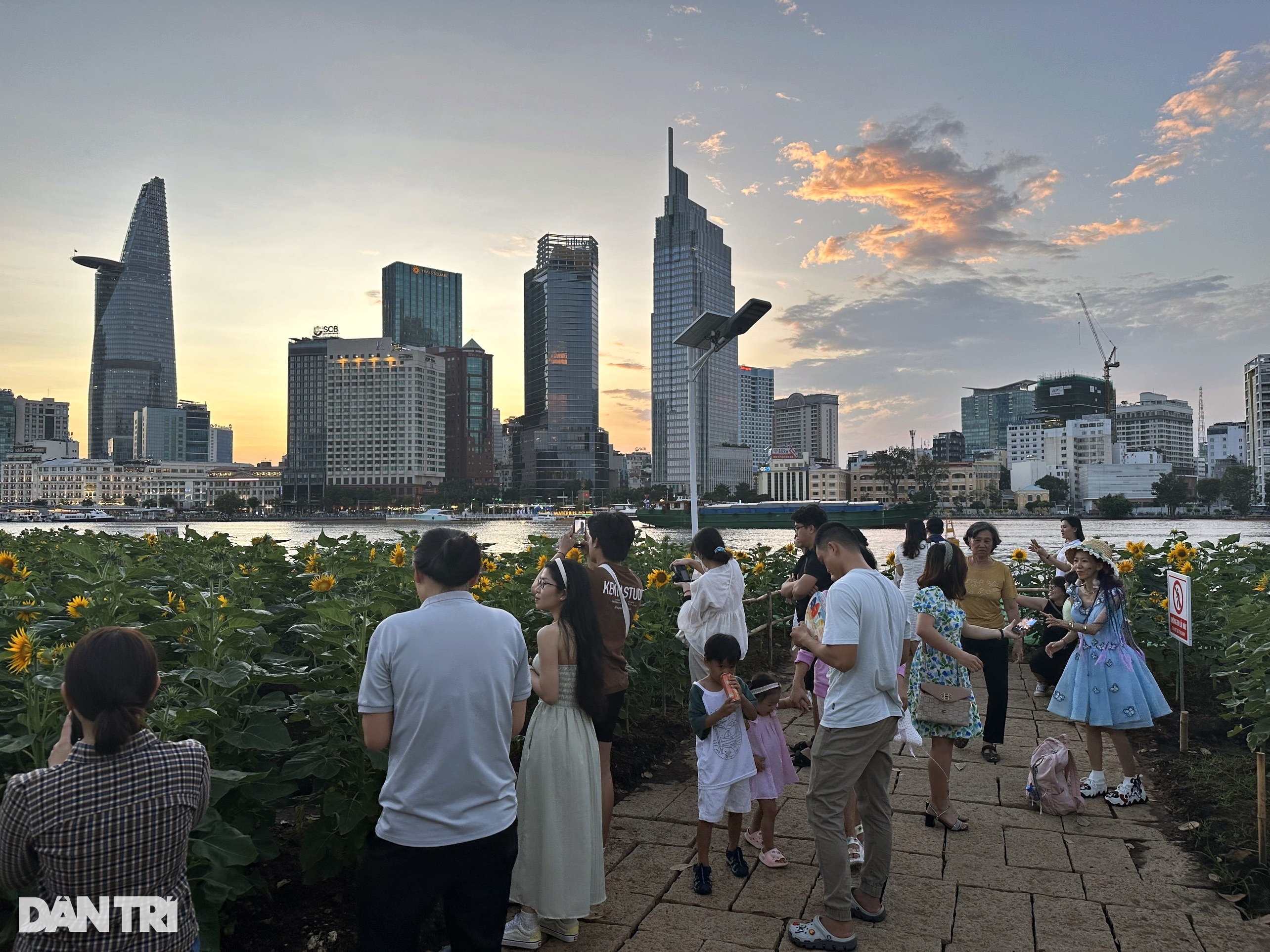 Tết Dương lịch: Đổ xô đi công viên view triệu đô, xếp hàng cà phê bến tàu - 1 Tết Dương lịch: Đổ xô đi công viên view triệu đô, xếp hàng cà phê bến tàu - 1