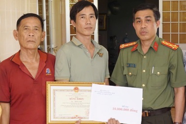 Trao bằng khen cho cán bộ bảo vệ an ninh trật tự bị thương lúc làm nhiệm vụ