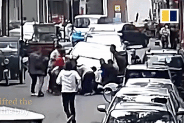 Khoảnh khắc giải cứu bé trai Trung Quốc bị kẹt dưới gầm ô tô