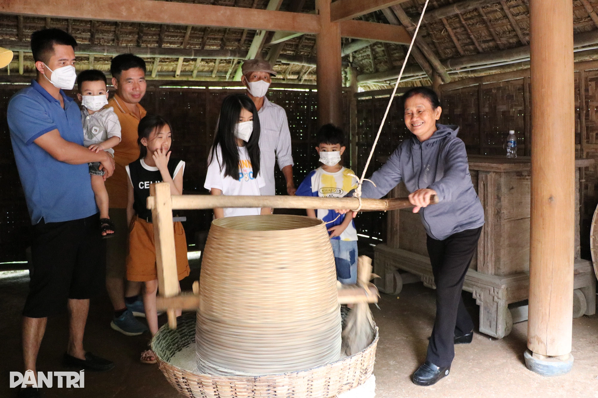 Du khách trải nghiệm xay lúa, giã gạo ở quê Bác - 8 Du khách trải nghiệm xay lúa, giã gạo ở quê Bác - 8