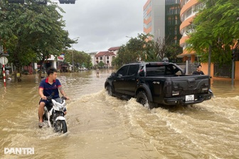 Lũ trên sông Hương dâng cao, nhiều tuyến đường ở Huế bị ngập trở lại