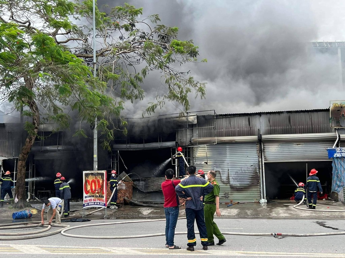 Quán thịt chó ở Hải Phòng bốc cháy, lửa thiêu rụi cả dãy cửa hàng - 5 Quán thịt chó ở Hải Phòng bốc cháy, lửa thiêu rụi cả dãy cửa hàng - 5