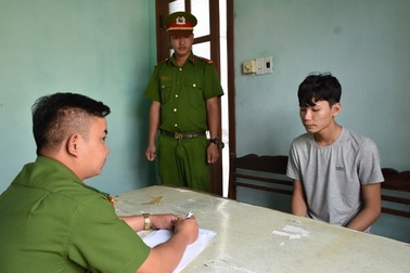 Nửa đêm lẻn vào cửa hàng trộm 32 điện thoại di động